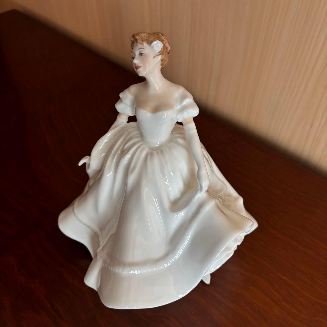 ロイヤルドルトン　白いドレスの女性　陶器製 フィギュア クラシック