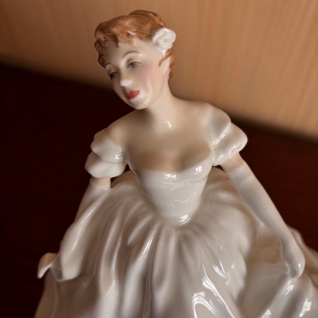 ロイヤルドルトン　白いドレスの女性　陶器製 フィギュア クラシック