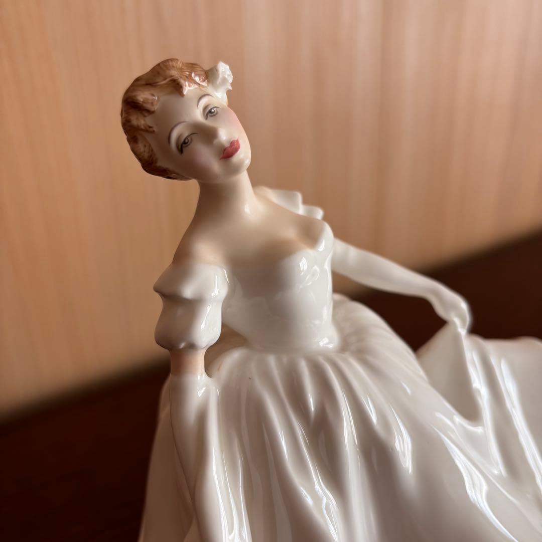 ロイヤルドルトン　白いドレスの女性　陶器製 フィギュア クラシック