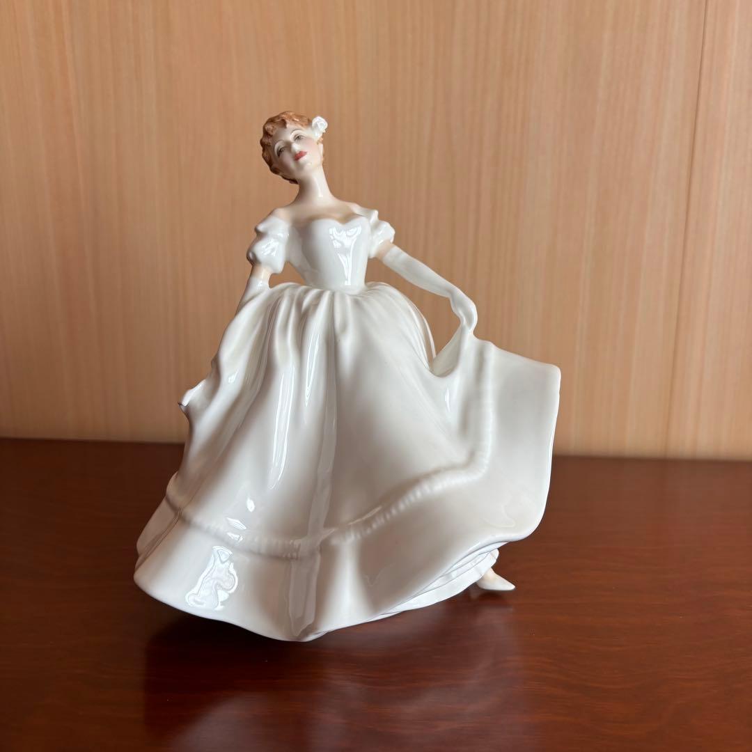 ロイヤルドルトン　白いドレスの女性　陶器製 フィギュア クラシック