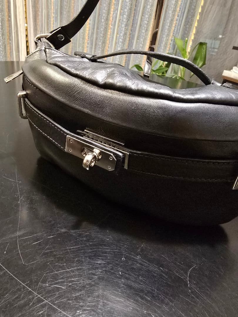 aulentti オウレンティ ボディバッグ