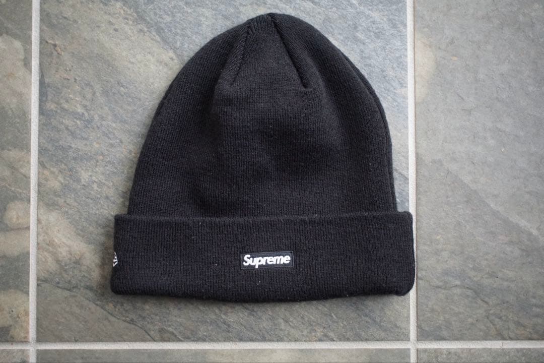 Supreme New Era® Swarovski® S logoビーニー