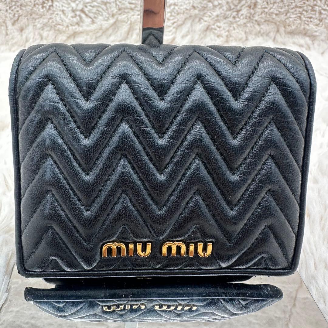 ✨人気✨ミュウミュウ　二つ折り財布　マテラッセ　キルティング　レザー　黒