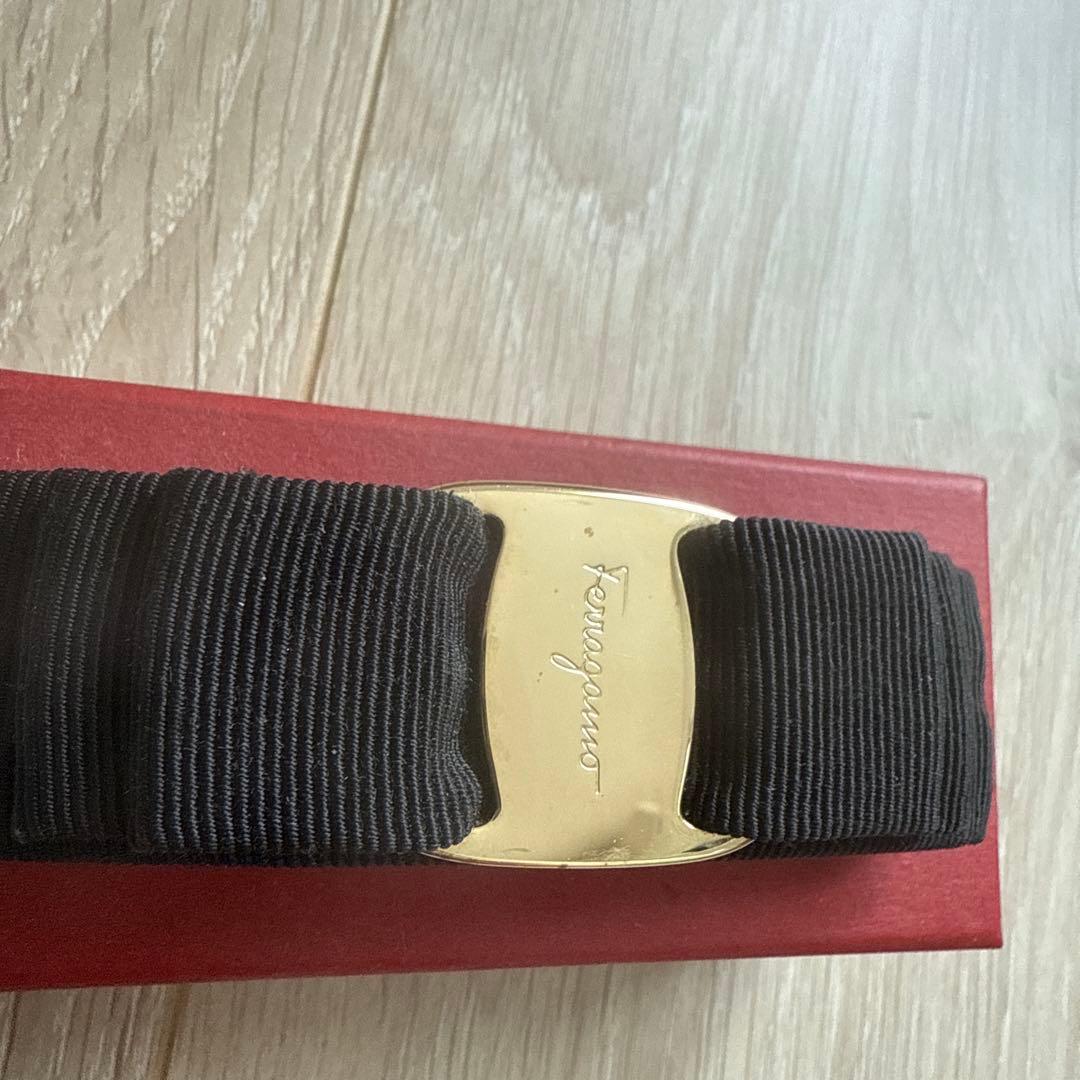 フェラガモバレッタ　黒ゴールド