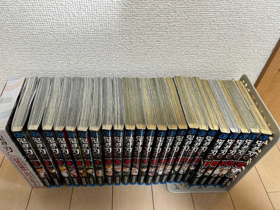 ※値下げしました※鬼滅の刃 全23巻セット 缶バッジセット付