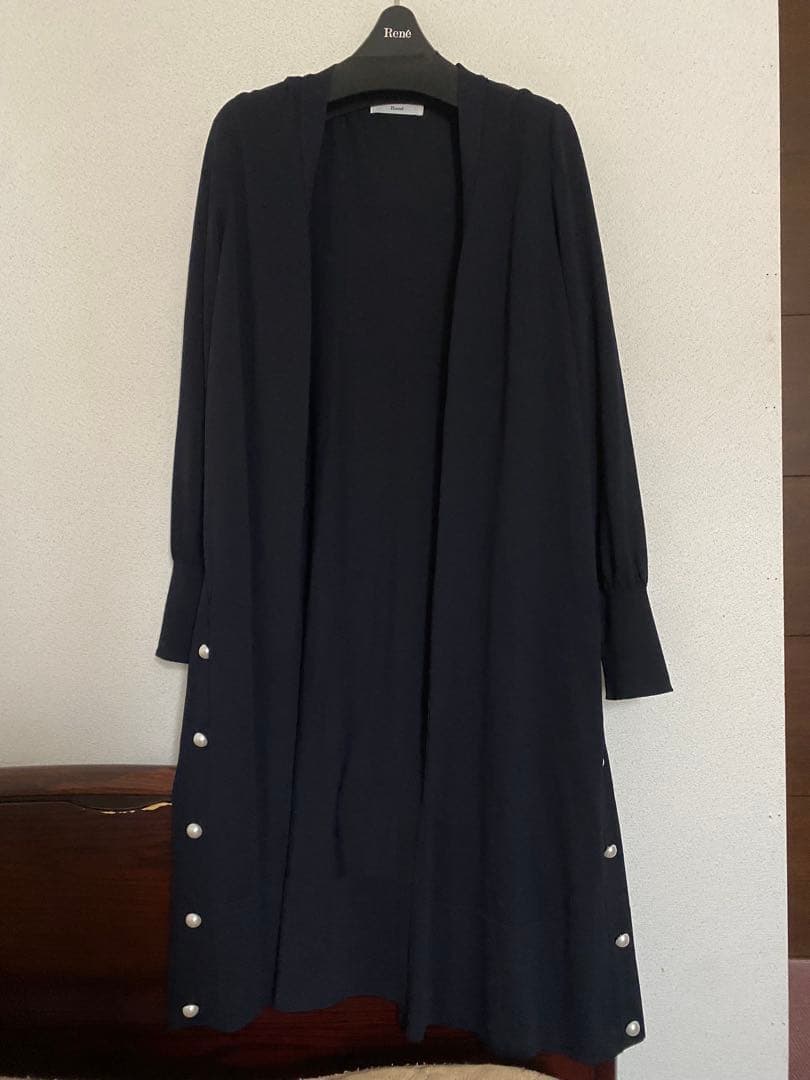 ひな祭りセール近年モデル　極美品Rene34 パール付ブラック春夏カーディガン