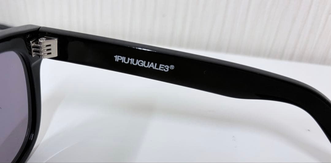 1PIU1UGUALE3サングラス ブラックケース付 ウノピゥウノウグァーレトレ