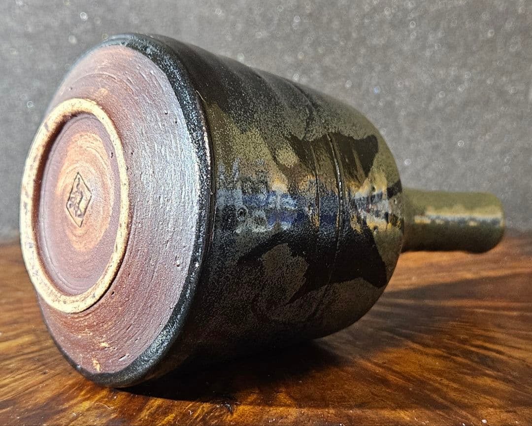 瀬戸焼　瀬戸市無形文化財　名工　日展作家加藤釥 作　鉄釉　蒼釉　蝶の図　花入れ