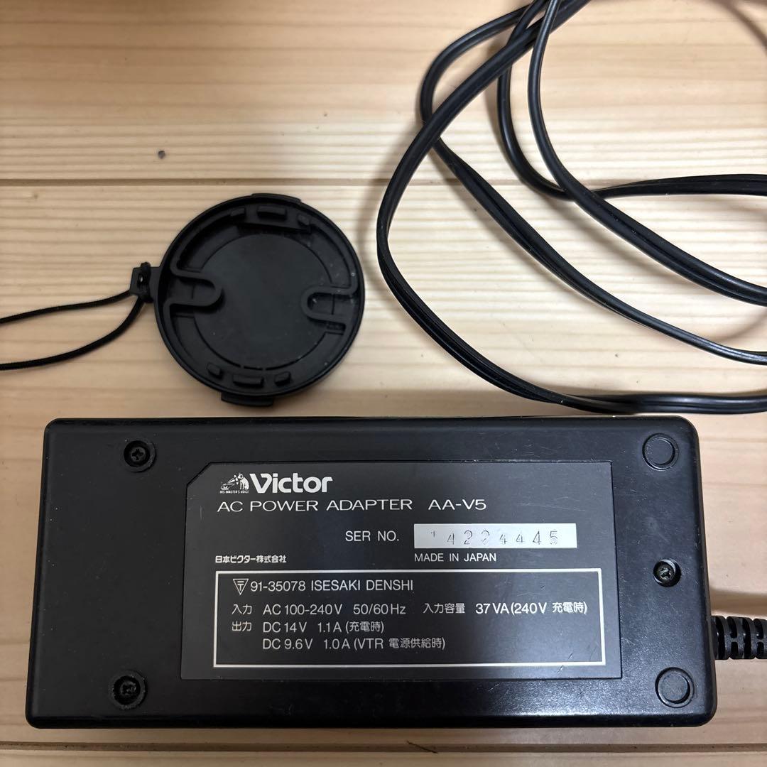 Victor GR-S55 VHS-Cビデオカメラ本体、充電器、キャップ