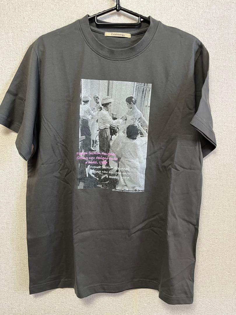 モム　カレンソロジーグラフィックTシャツ
