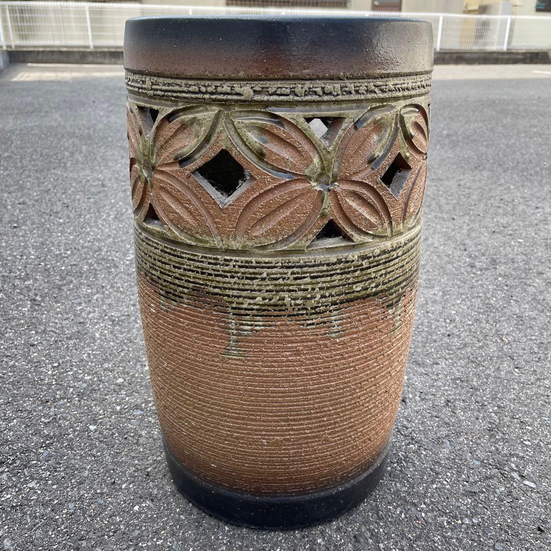 陶器製の彫刻模様傘立て