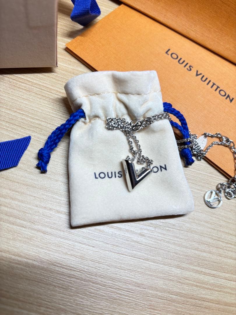 LOUIS VUITTON V字型　ネックスレス