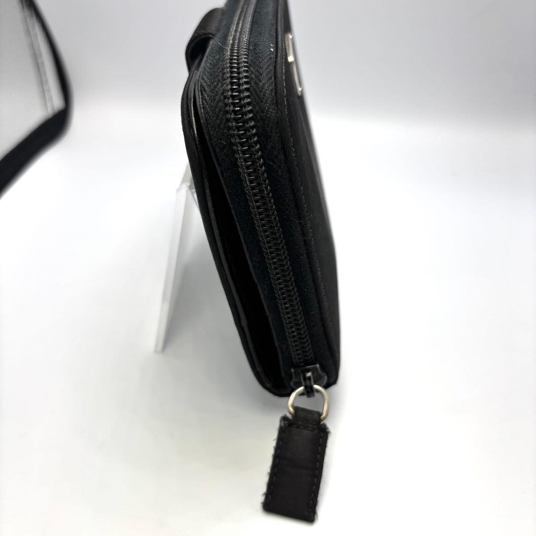 Prada ブラック ナイロン ジップウォレット三角ロゴプレート付き