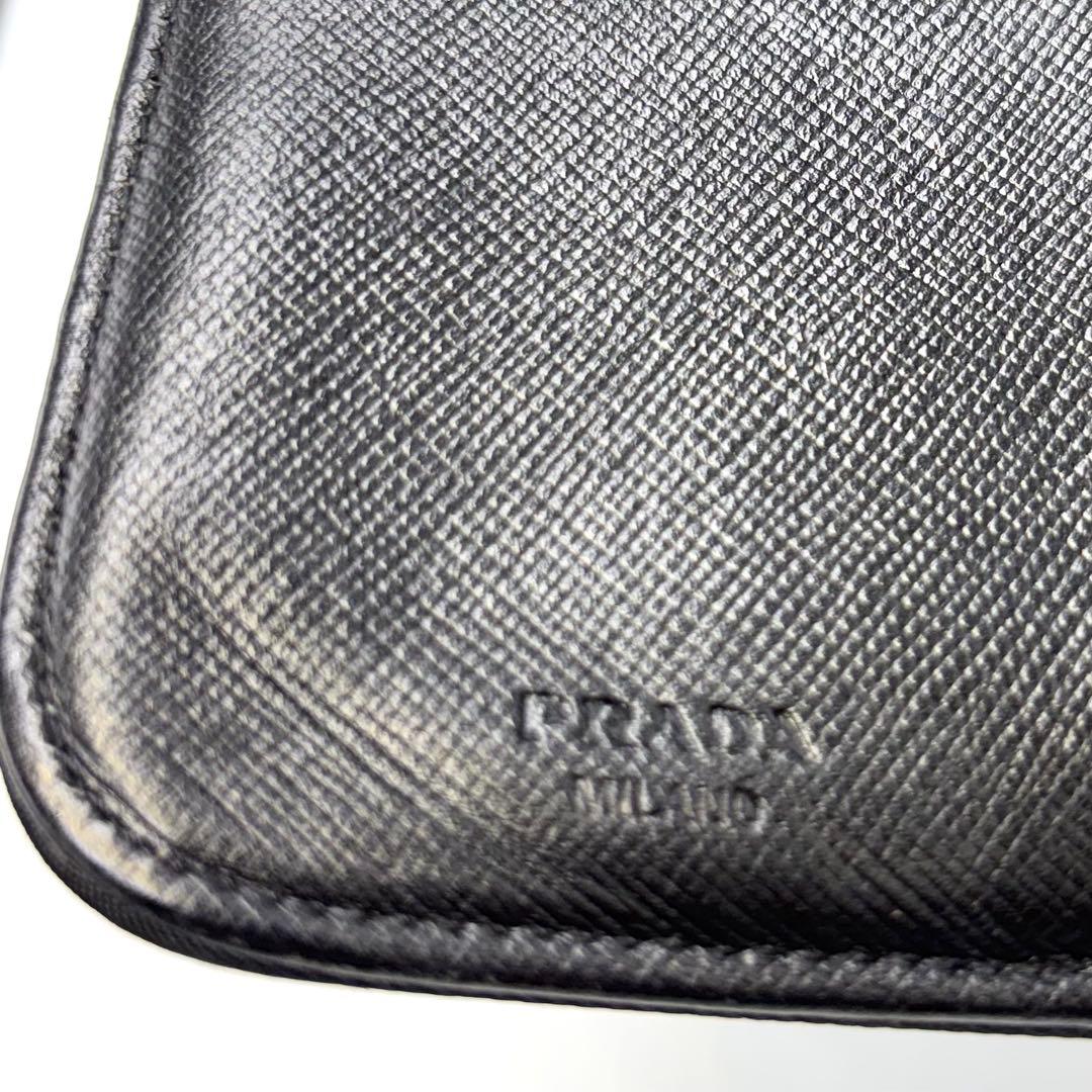 Prada ブラック ナイロン ジップウォレット三角ロゴプレート付き