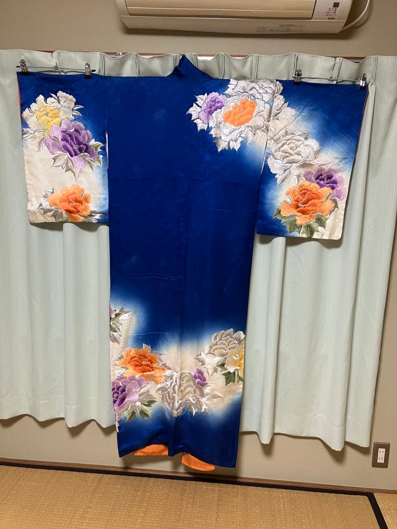 アンティーク　鮮やかブルー　ロイヤルブルー　大輪の花　刺繍　着物　成人式　花柄