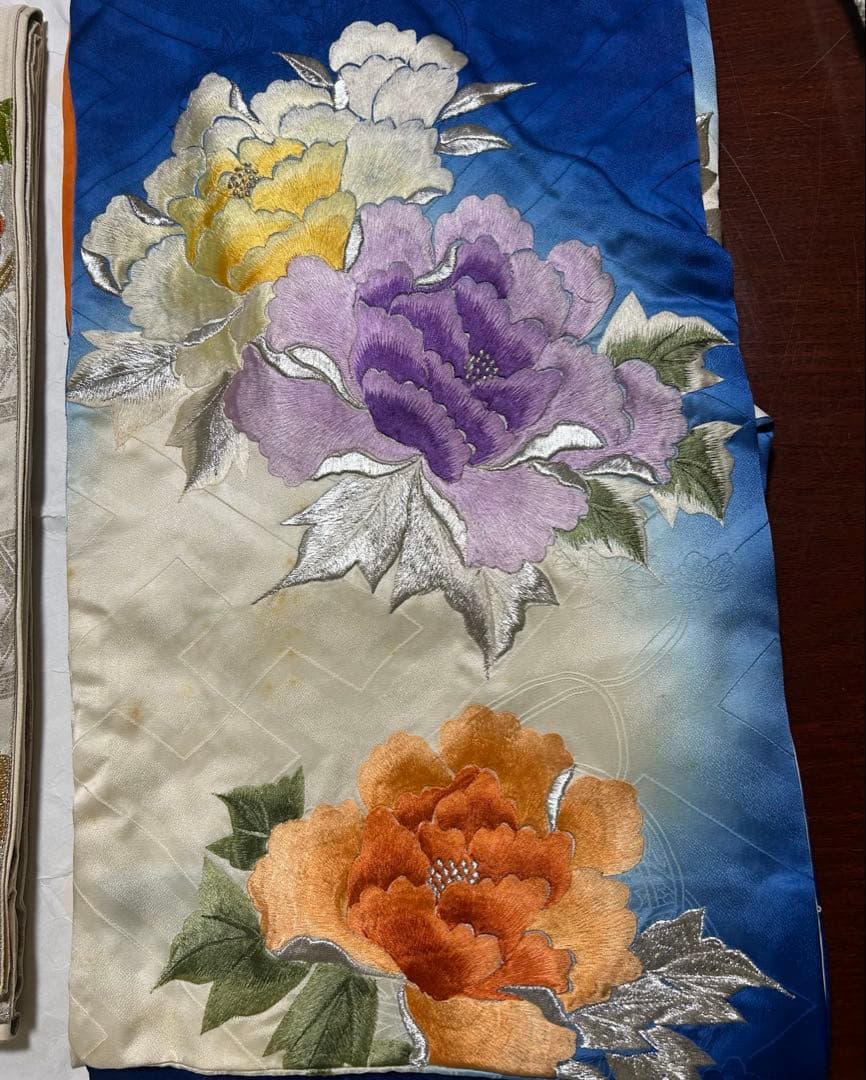 アンティーク　鮮やかブルー　ロイヤルブルー　大輪の花　刺繍　着物　成人式　花柄