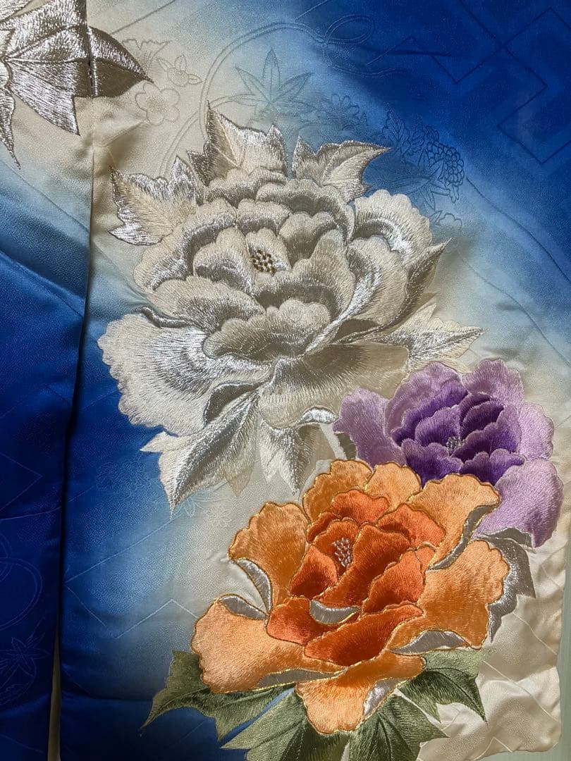 アンティーク　鮮やかブルー　ロイヤルブルー　大輪の花　刺繍　着物　成人式　花柄
