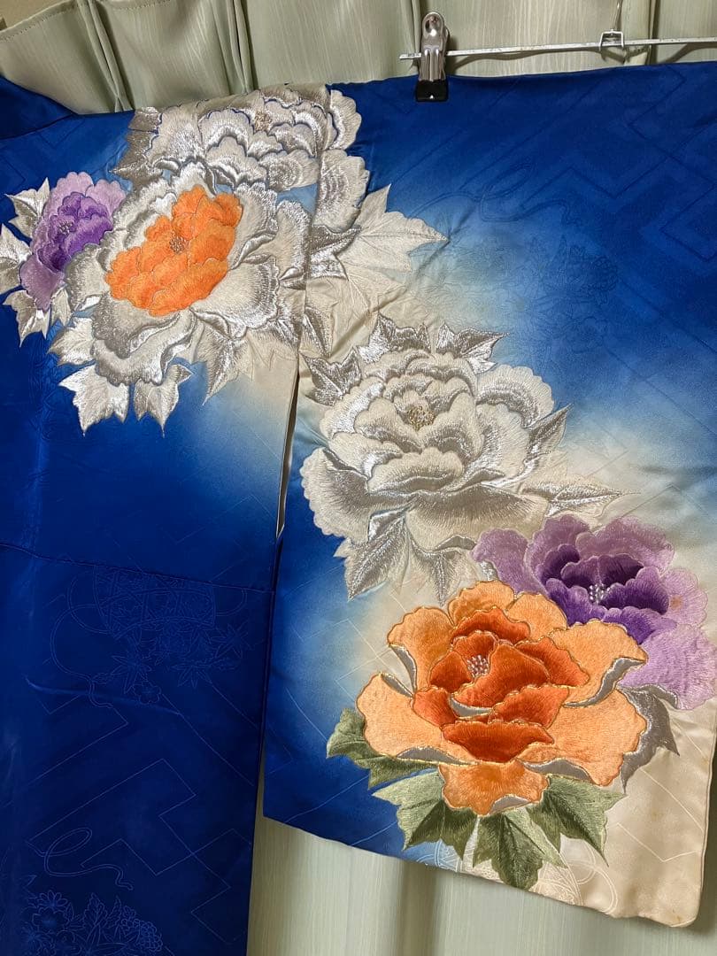 アンティーク　鮮やかブルー　ロイヤルブルー　大輪の花　刺繍　着物　成人式　花柄