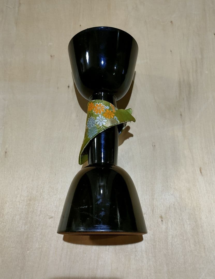 小鼓の胴と古い皮と紐