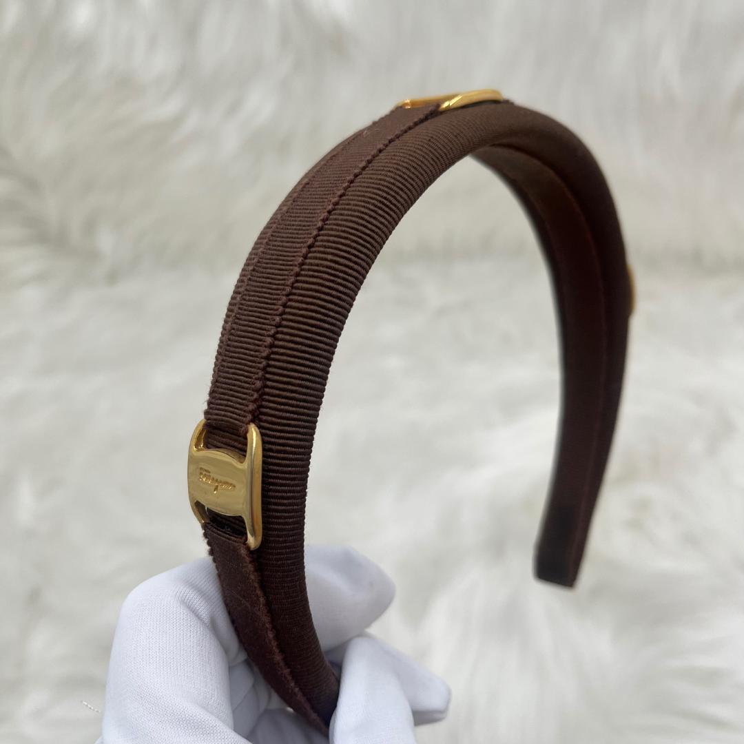 希少品美品✨Ferragamo フェラガモ カチューシャ　ブラウン　ロゴプレート
