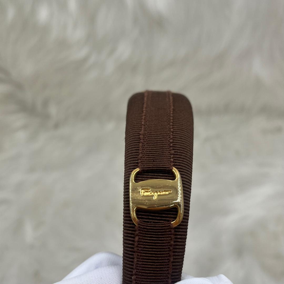 希少品美品✨Ferragamo フェラガモ カチューシャ　ブラウン　ロゴプレート