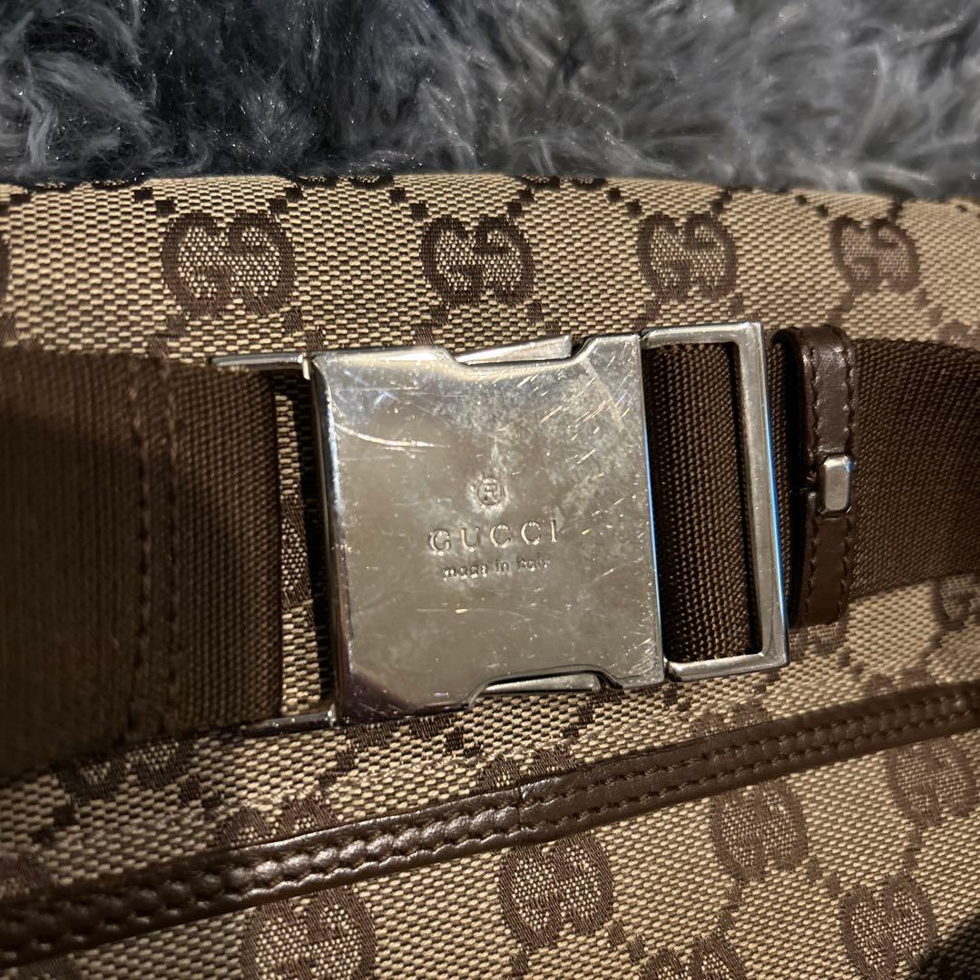 GUCCI GGキャンバス ボディバッグ