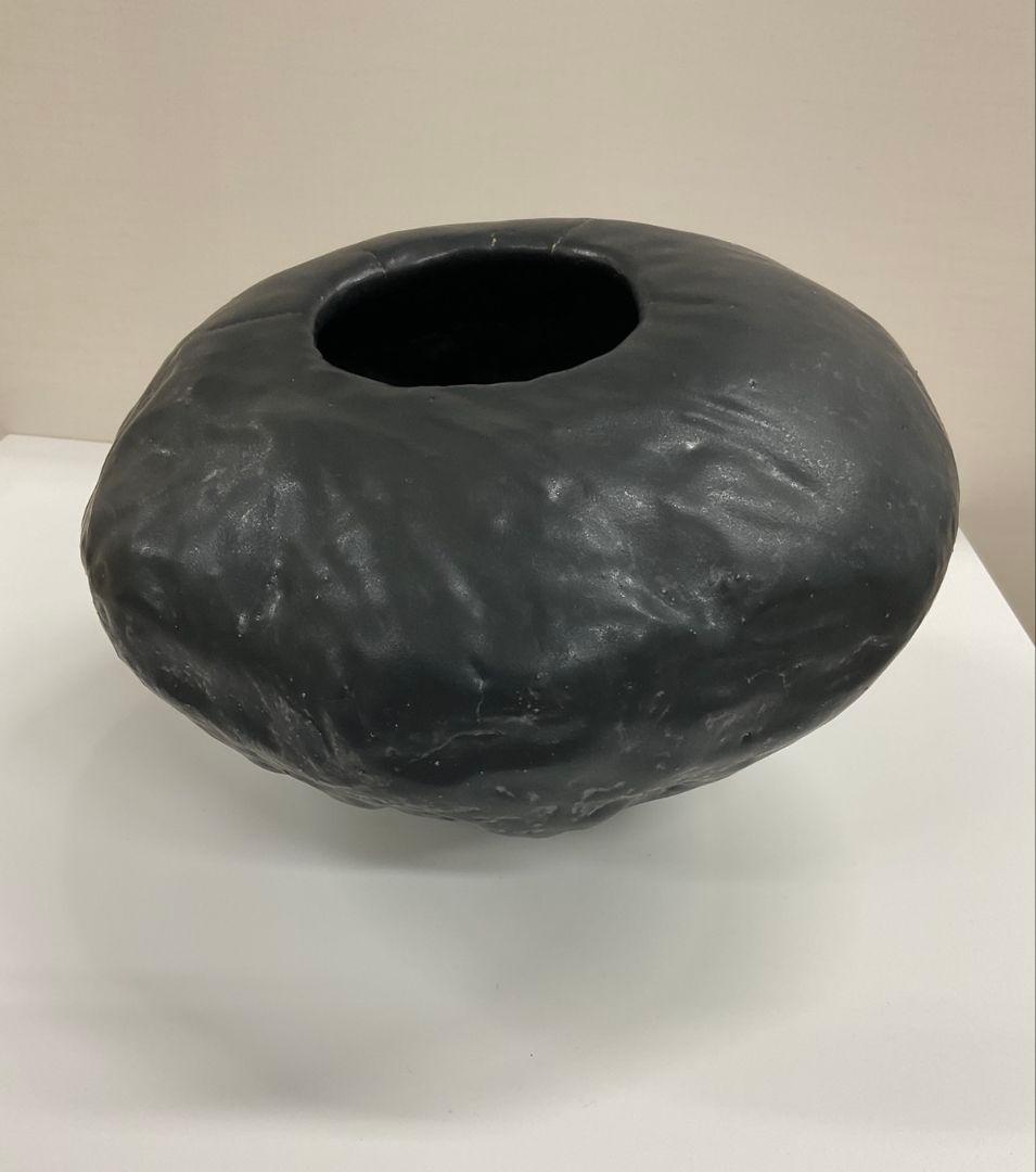 陶芸(黒色)　静寂と歪み　［用途:インテリア、植物鉢、盆栽など］　高さ約20cm