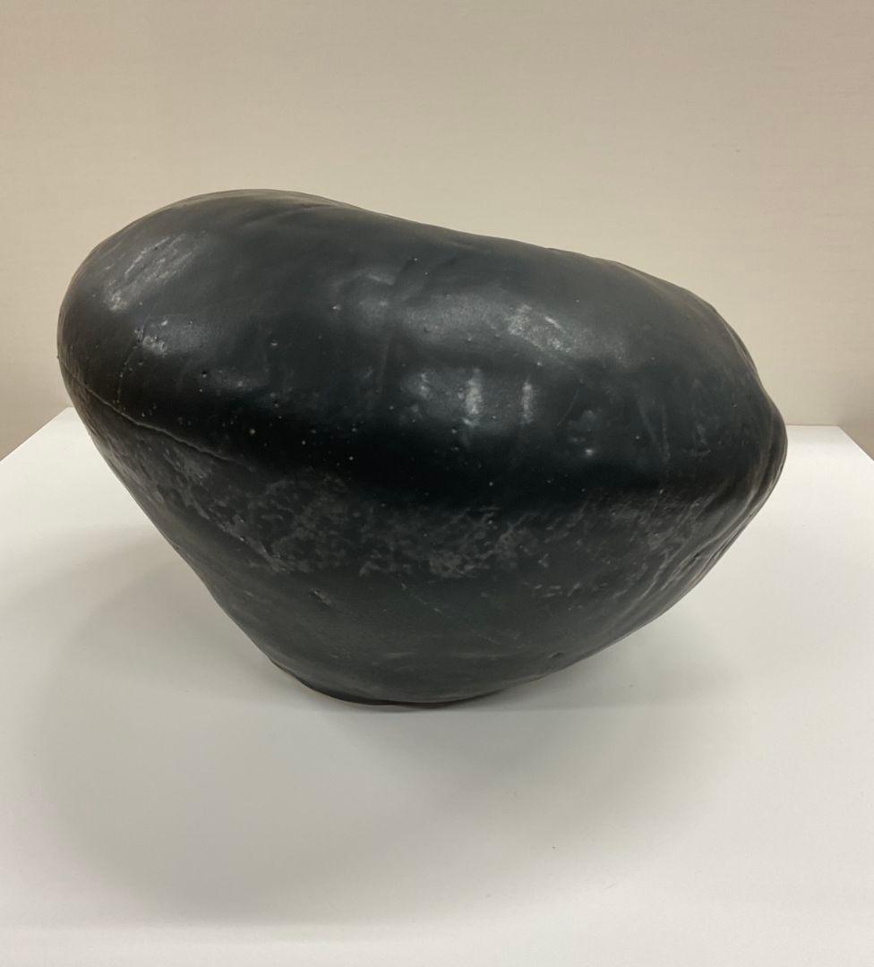 陶芸(黒色)　静寂と歪み　［用途:インテリア、植物鉢、盆栽など］　高さ約20cm