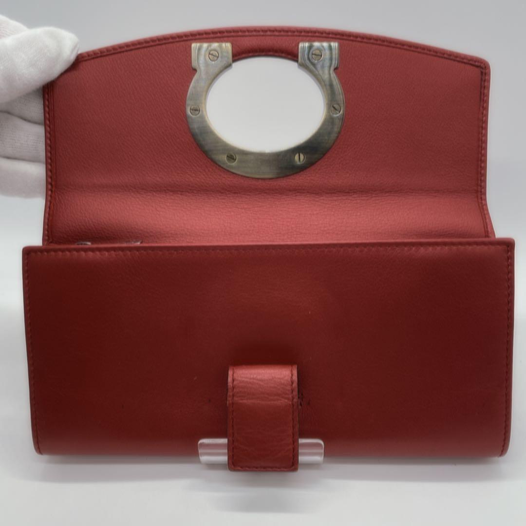 【美品】SalvatoreFerragamoフェラガモ 二ッ折　長財布　赤