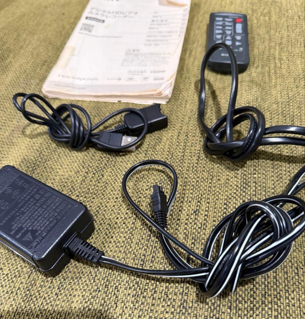 【ジャンク品】SONY ビデオカメラ 本体 + バッテリー + ケース　コード