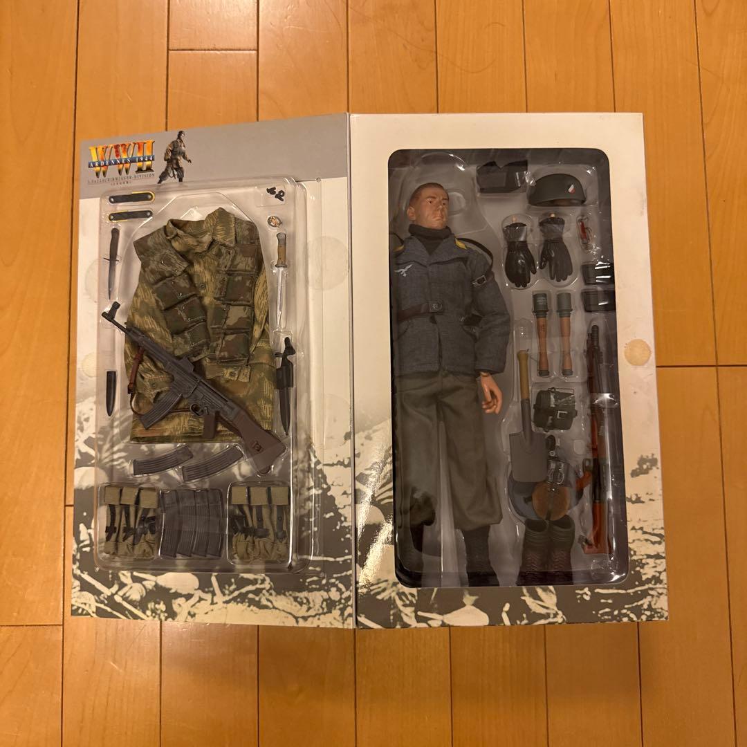 ドラゴンモデルズ　1/6WW2ドイツ軍降下猟兵アクションフィギュア　コートおまけ