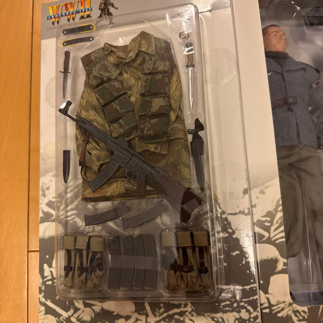 ドラゴンモデルズ　1/6WW2ドイツ軍降下猟兵アクションフィギュア　コートおまけ