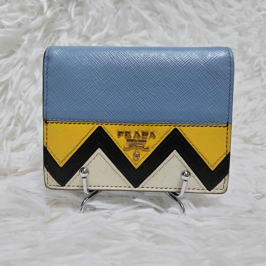レア美品✨プラダ◇コンパクト二つ折り財布　ギザギザ模様水色イエローゴールド金具