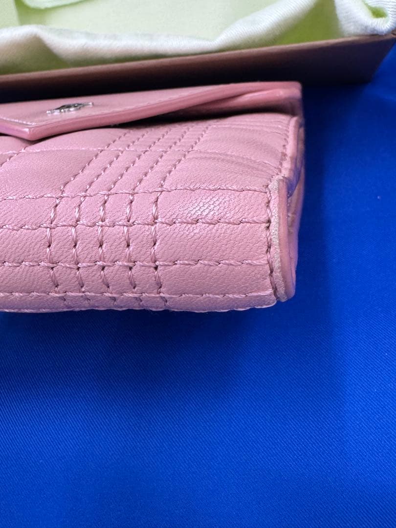 バーバリー 財布　可愛い　ピンク　羊革　2つ折り財布