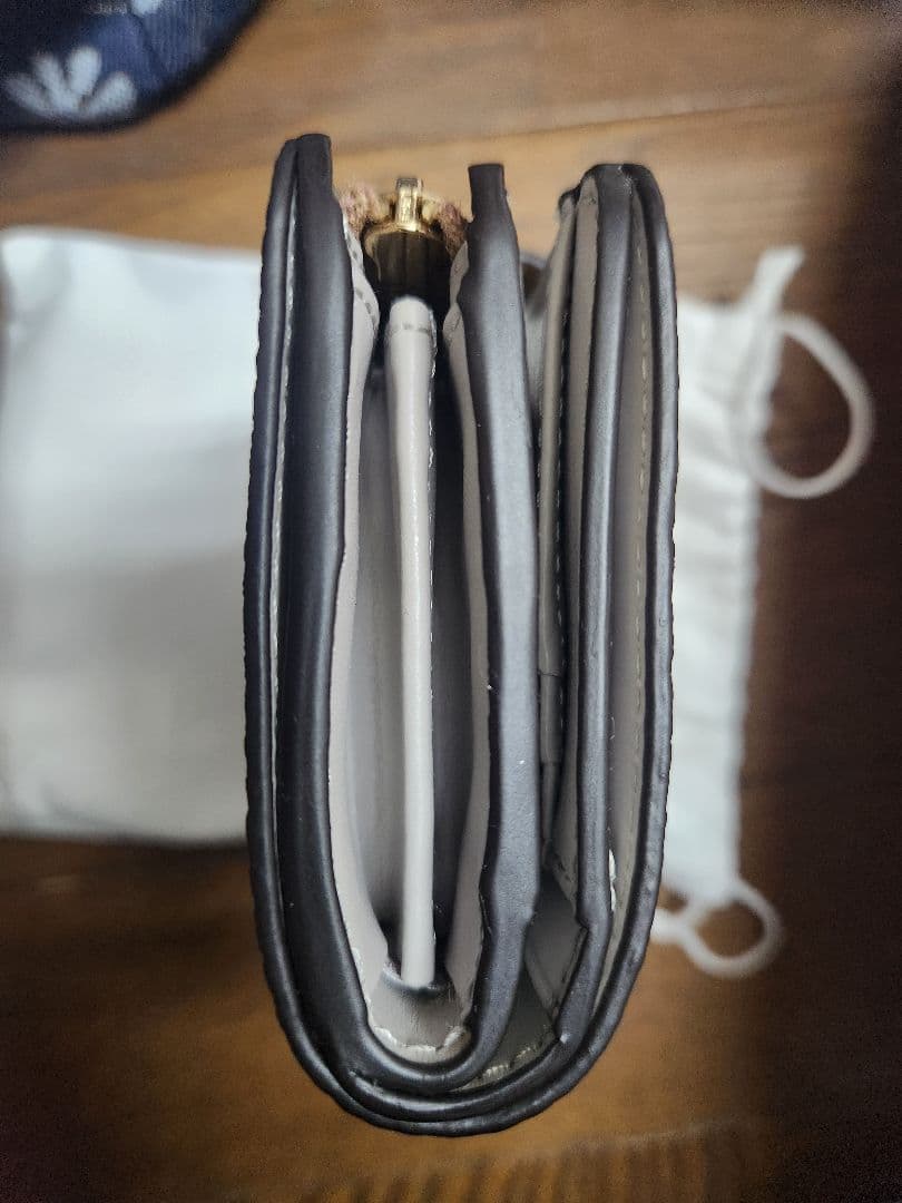 L*。様 新品未使用FURLA ベージュ 二つ折り財布