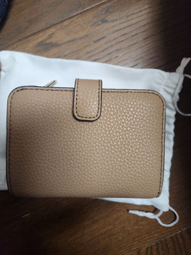 L*。様 新品未使用FURLA ベージュ 二つ折り財布