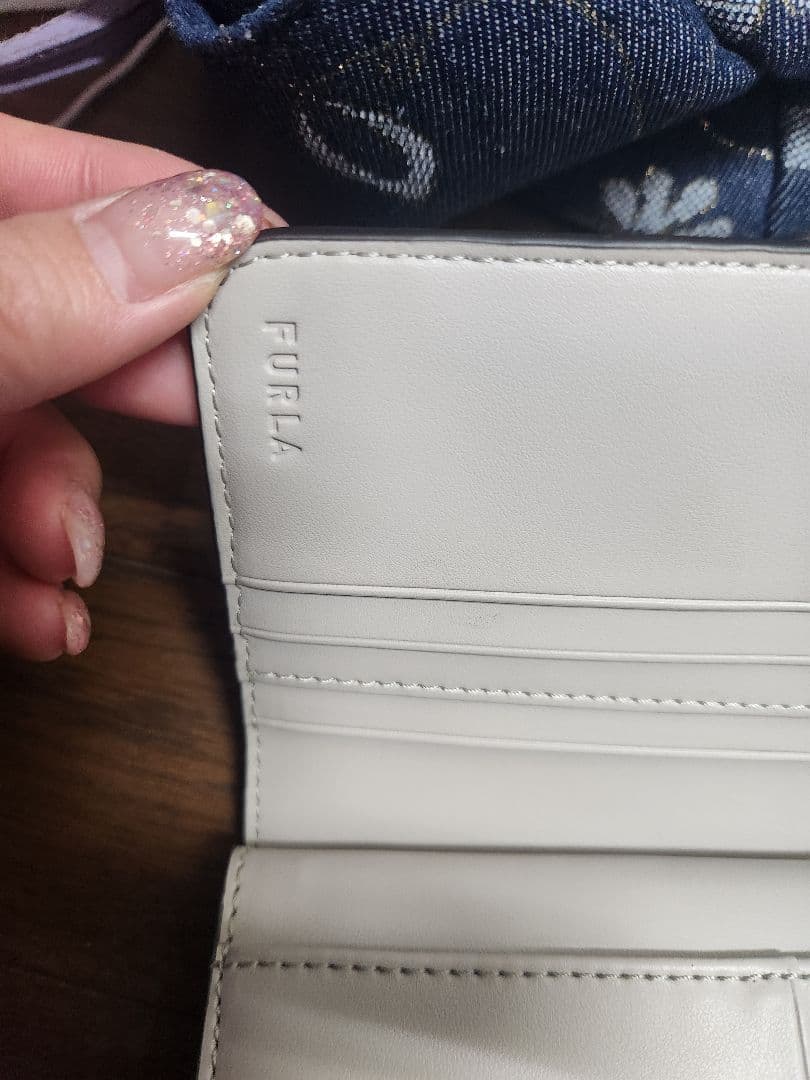 L*。様 新品未使用FURLA ベージュ 二つ折り財布