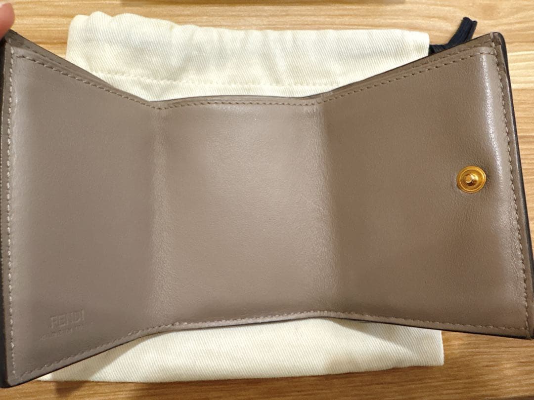 FENDI 三つ折り財布 グレージュ