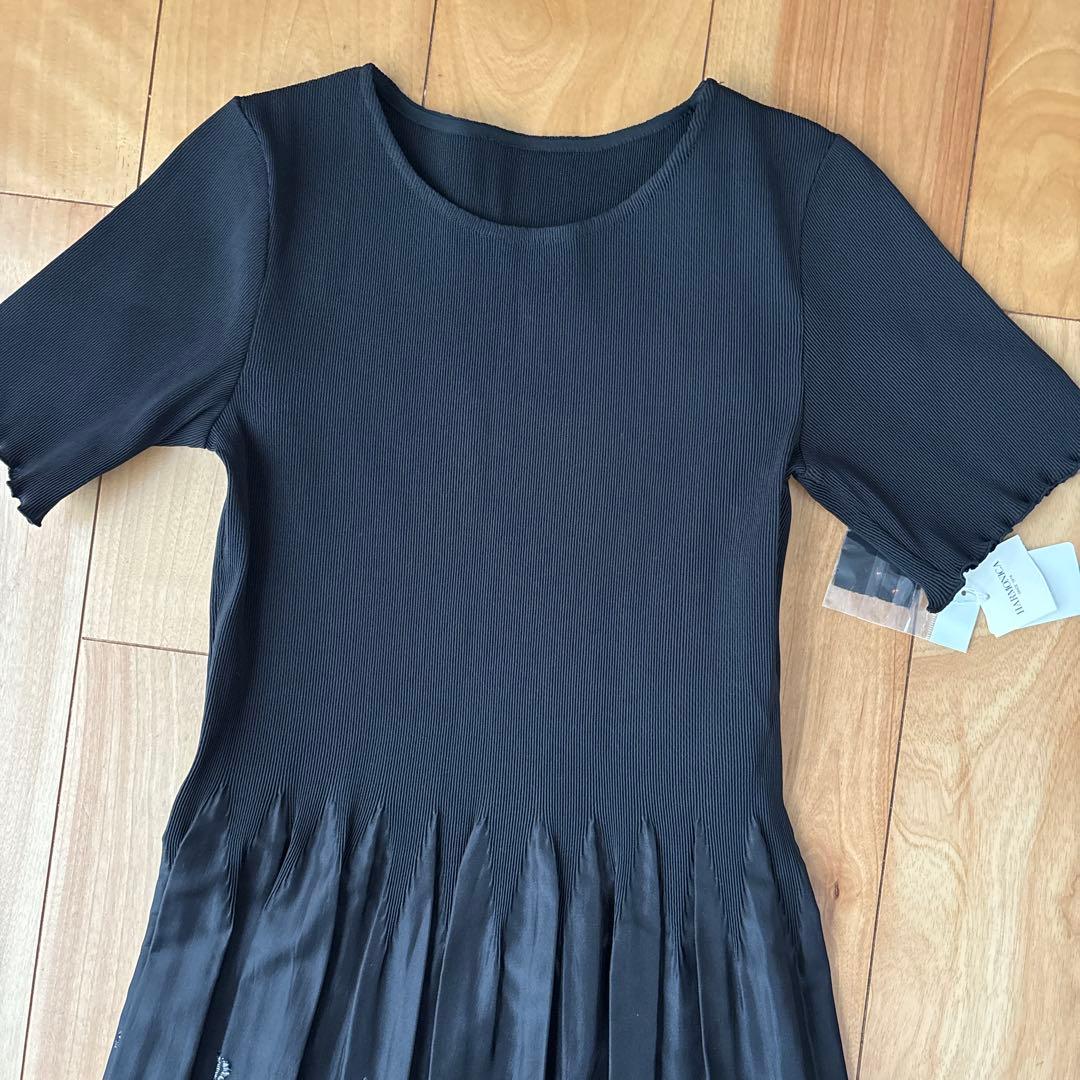 黒の半袖ひざ丈ワンピース