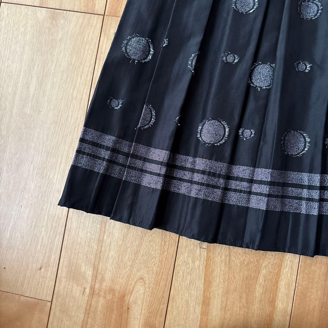 黒の半袖ひざ丈ワンピース