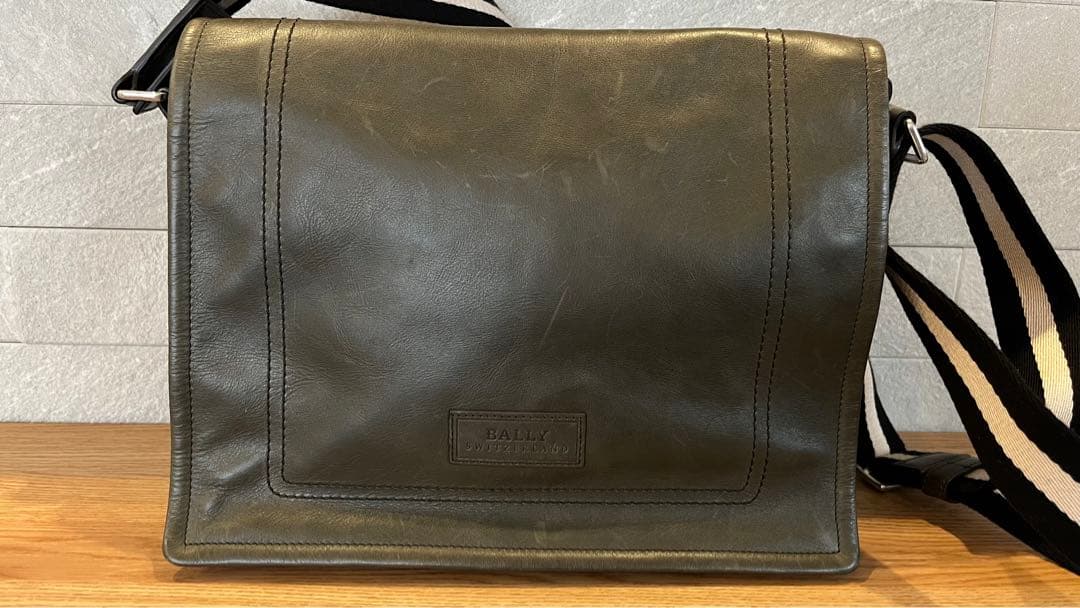 BALLY カーキーレザー メッセンジャーバッグ