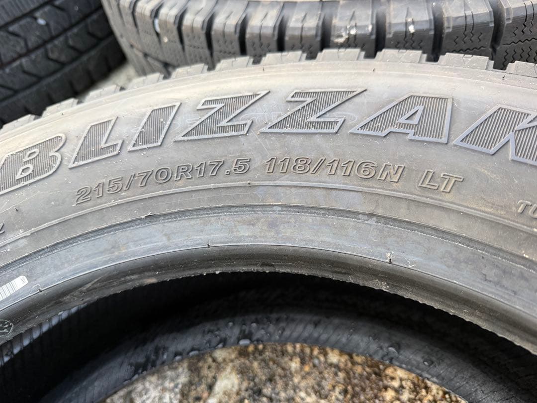 ✨2023年製ブリヂストン215/70R17.5スタッドレス6本 山7割あります
