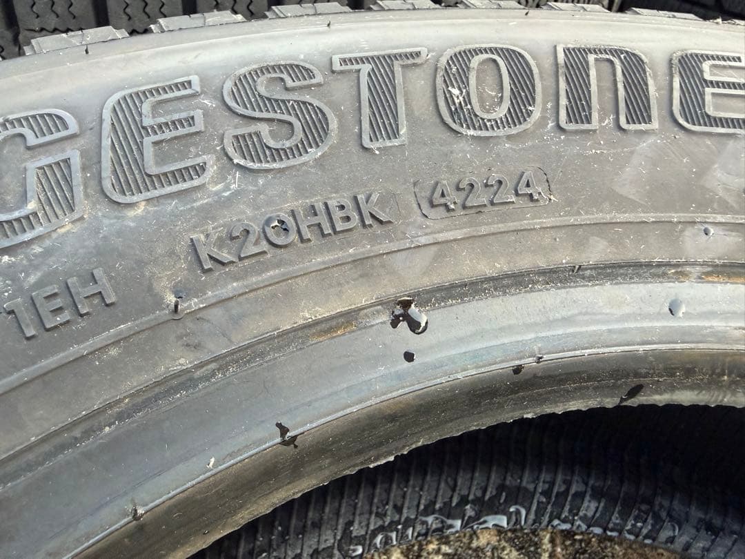 ✨2023年製ブリヂストン215/70R17.5スタッドレス6本 山7割あります