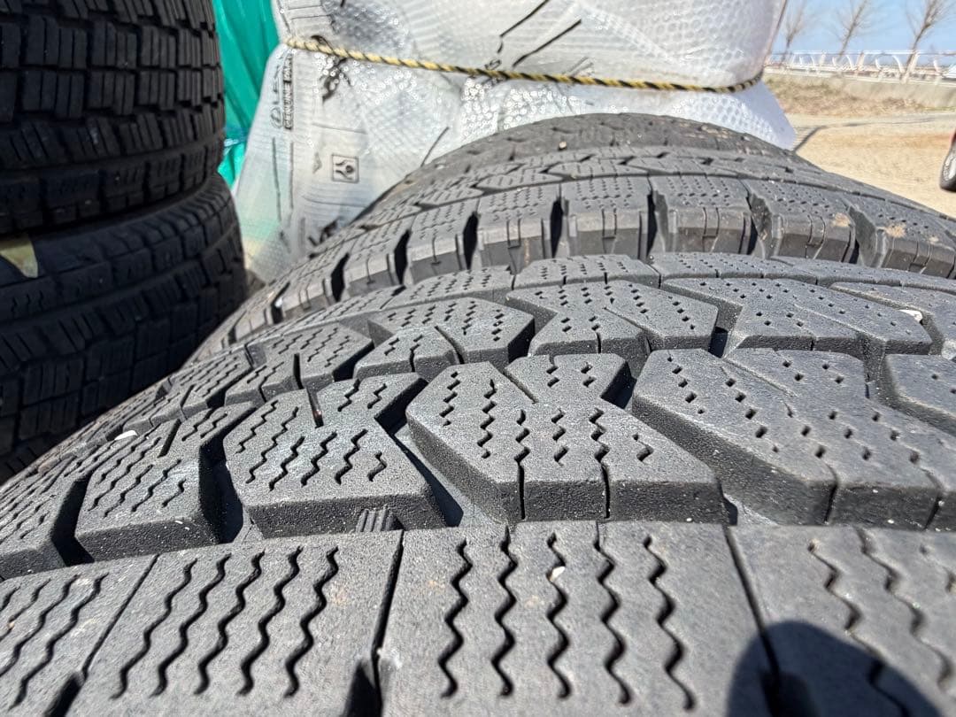 ✨2023年製ブリヂストン215/70R17.5スタッドレス6本 山7割あります