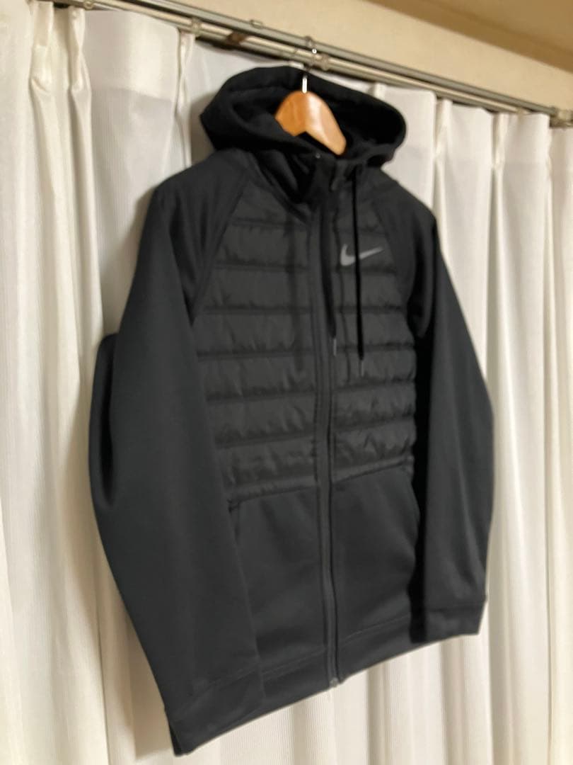 極美品 NIKE Therma WNTRZD フルジップ フーディー S 黒