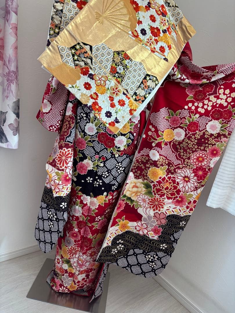 未使用に近い　豪華正絹フルセット　王道古典柄　赤色　花柄刺繍　金彩　成人式に