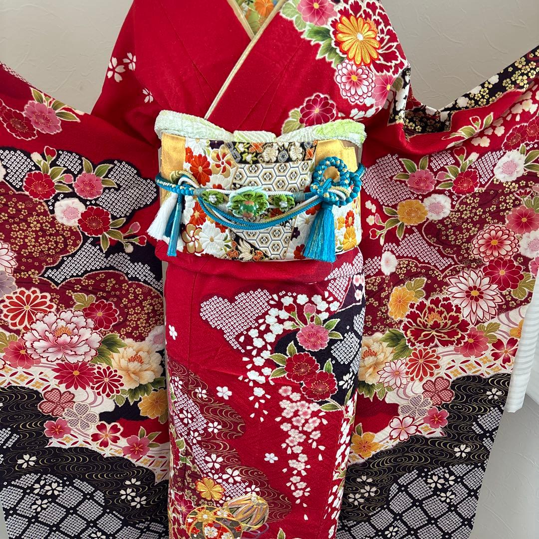 未使用に近い　豪華正絹フルセット　王道古典柄　赤色　花柄刺繍　金彩　成人式に