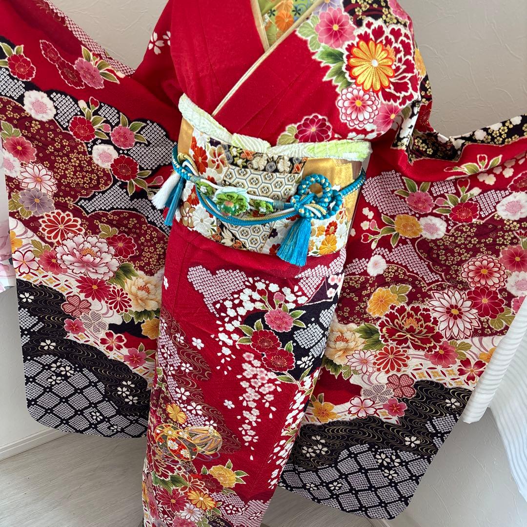 未使用に近い　豪華正絹フルセット　王道古典柄　赤色　花柄刺繍　金彩　成人式に