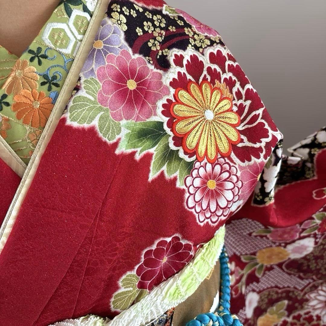 未使用に近い　豪華正絹フルセット　王道古典柄　赤色　花柄刺繍　金彩　成人式に