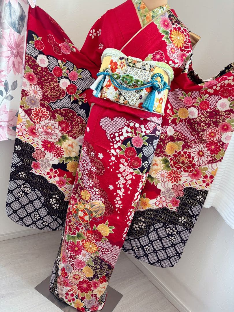 未使用に近い　豪華正絹フルセット　王道古典柄　赤色　花柄刺繍　金彩　成人式に